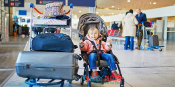 Xe đẩy em bé có được đem lên máy bay hay không?