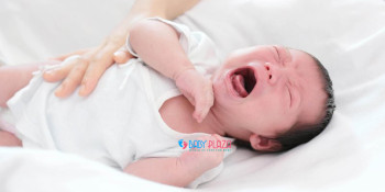 Tại sao trẻ hay khóc đêm và bố mẹ phải làm sao?