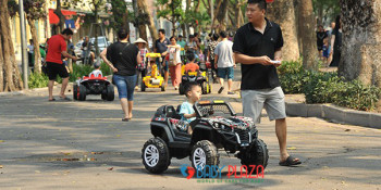 Khi nào nên mua ô tô điện cho bé chơi?