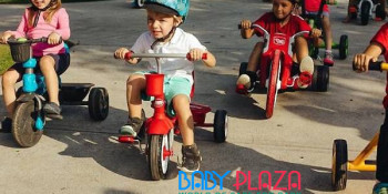 Nên mua xe thăng bằng hay xe đạp 3 bánh cho bé?