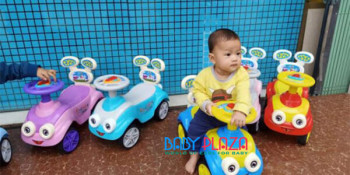 Nên mua xe chòi chân hay xe lắc cho bé hiện nay?