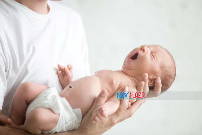 tư thế bế trẻ sơ sinh an toàn