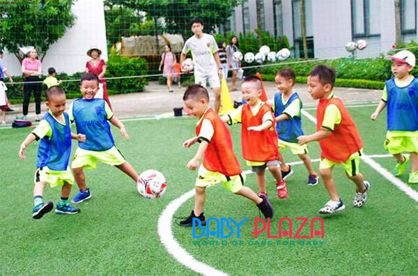 độ tuổi nào thì trẻ có thể chơi bóng đá