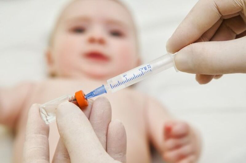 thực hiện tiêm chuẩn vắc xin cho bé đúng lịch